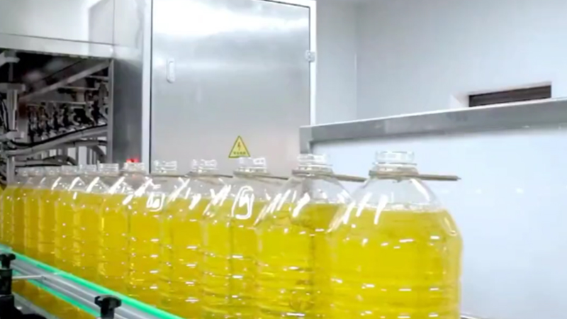 哪些商品是由自动液体灌装机灌装的？ 